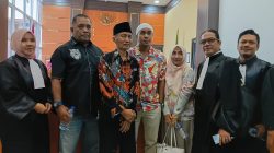 Terdawak dugaan telekomunikasi tanpa izin Yogi Gilang Arya Setia bersama kuasa hukumnya Romi Martianus, SH., C. Med usai pembacaan vonis majalis hakim di Pengadilan Negeri Kelas IA Padang, Kamis (15/10/2026). 