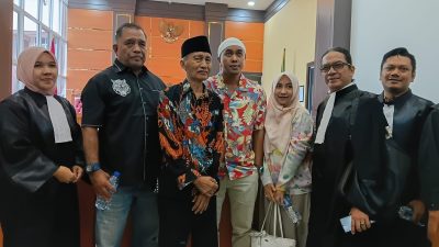 Terdawak dugaan telekomunikasi tanpa izin Yogi Gilang Arya Setia bersama kuasa hukumnya Romi Martianus, SH., C. Med usai pembacaan vonis majalis hakim di Pengadilan Negeri Kelas IA Padang, Kamis (15/10/2026). 