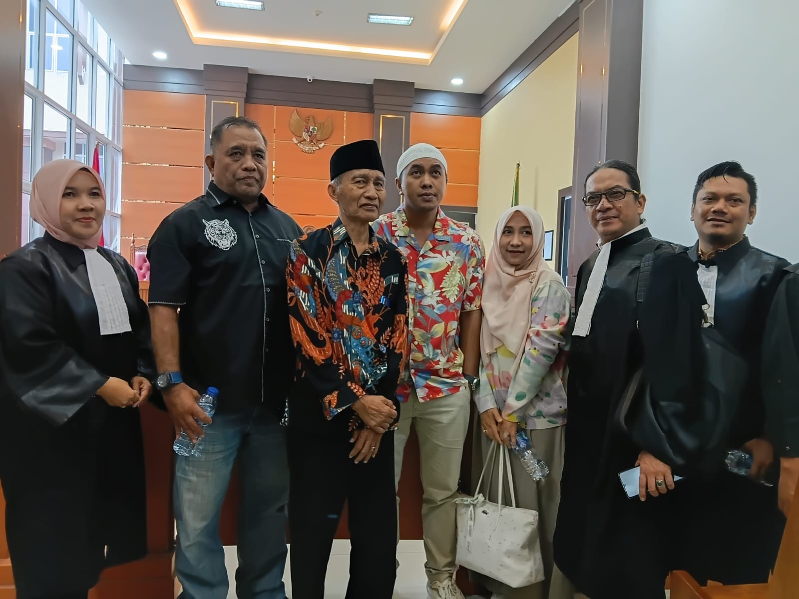 Terdawak dugaan telekomunikasi tanpa izin Yogi Gilang Arya Setia bersama kuasa hukumnya Romi Martianus, SH., C. Med usai pembacaan vonis majalis hakim di Pengadilan Negeri Kelas IA Padang, Kamis (15/10/2026). 