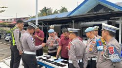 Kasat Lantas Pariaman Iptu Afrizal Sahar bersama tim Provos saat melakukan razia terhadap handphone personil sebagai antisipasi Judol, Selasa (13/10/2026).