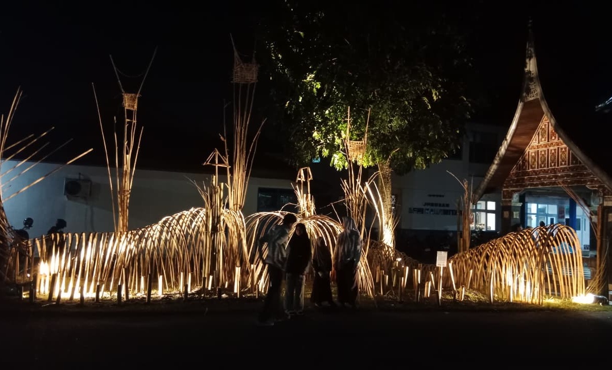 Survival Kit menyerupai Rangkiang yang dibuat Dr. Andri Yandri, S.Sm., M.Sn bersama tim untuk menyambut delegasi peserta FKI+ XIII di lapangan Gedung Kerawitan ISI Padangpanjang.