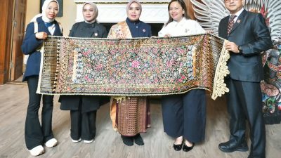 Ketua Dekranasda Padangpariaman Ny. Nita Christanti Azis, menyerahkan karya Sulam Kapalo Samek kepada Wakil Kepala Perwakilan KBRI Den Haag, Mariska Dwianti Dhanutirto, di Den Haag, Selasa (06/10/2026).