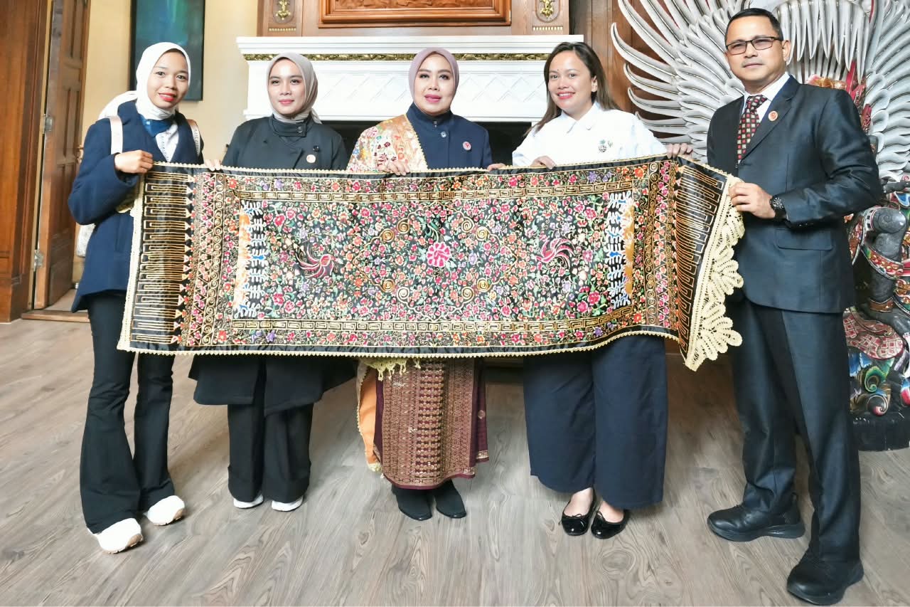 Ketua Dekranasda Padangpariaman Ny. Nita Christanti Azis, menyerahkan karya Sulam Kapalo Samek kepada Wakil Kepala Perwakilan KBRI Den Haag, Mariska Dwianti Dhanutirto, di Den Haag, Selasa (06/10/2026). 
