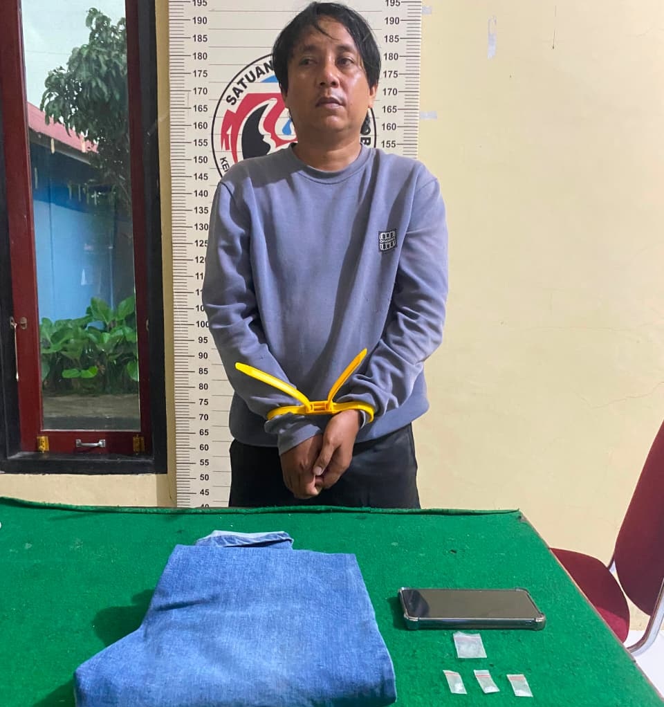 Pengedar Narkoba saat diamankan Tim Satres Narkoba Polres Pariaman ketika transaksi di warung kopi, Rabu (07/10/2026).  