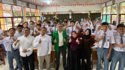 Tim Pengabdian kepada Masyarakat Departemen Ilmu Politik Unand melakukan sesi foto bersama dengan siswa SMAN 16 Padang.