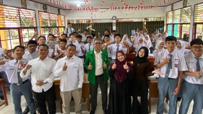 Tim Pengabdian kepada Masyarakat Departemen Ilmu Politik Unand melakukan sesi foto bersama dengan siswa SMAN 16 Padang.