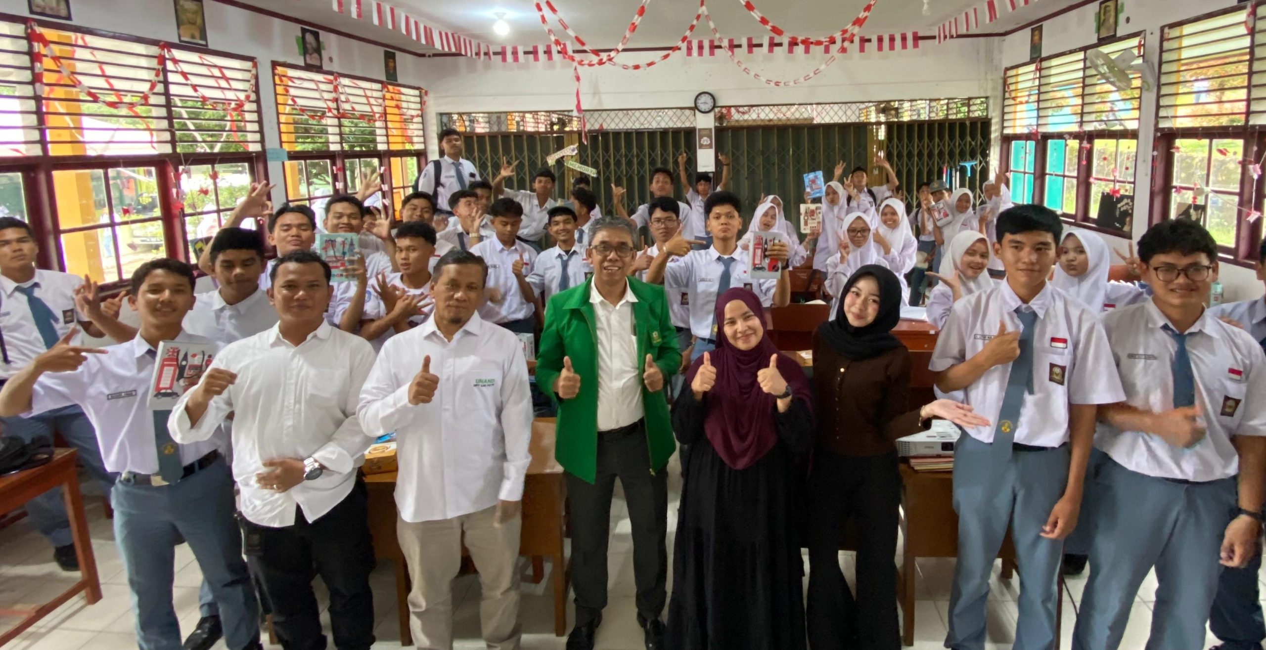 Tim Pengabdian kepada Masyarakat Departemen Ilmu Politik Unand melakukan sesi foto bersama dengan siswa SMAN 16 Padang.